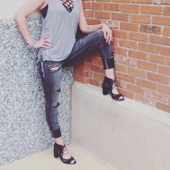 Laser Cut Chunky Heel Lace Up Gladiator Sandal - Picture 7 of 8